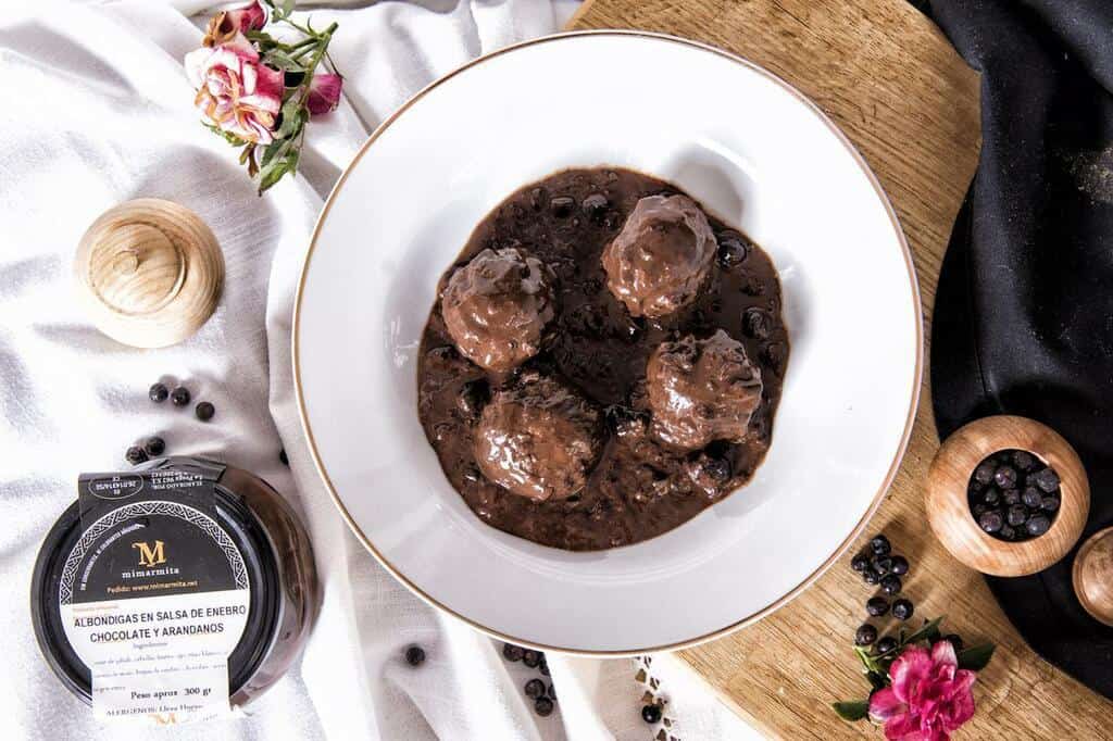 Descubre una explosión de sabores con nuestras albóndigas caseras de jabalí en salsa de enebro, chocolate y arándanos. Una combinación única que te sorprenderá. ¡Pídelas ahora y disfruta de una experiencia culinaria inolvidable!